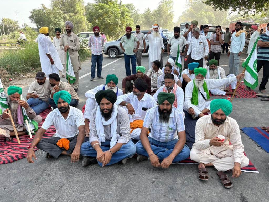 Farmers protested against Land Mortgage Bank demanding implementation of OTS scheme and return of blank cheques